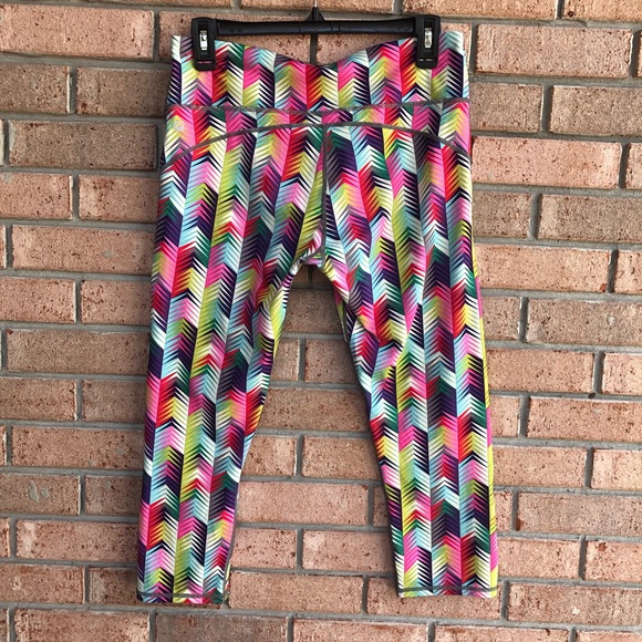 Fabletics Lima Capri Multicolored Chevron Pattern Leggings 21" inseam - Picture 3 of 7
